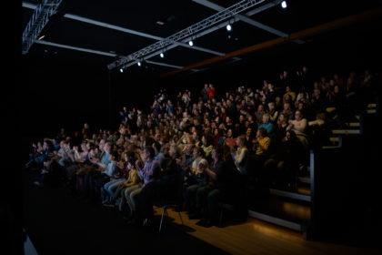 Compagnie : DyptikDirection artistique et chorégraphie : Souhail Marchiche et Mehdi MeghariInterprétation : Evan Greenaway, Yohann Daher, Hakim Abdou Mlanao, Konh-Ming Xiong, Silvia Ad-diego Mobilio, Émilie Tarpin-Lyonnet, Carla MunierCréation musicale : Patrick De OliveiraCréation lumière : Richard GratasCostumes : Hélène BeharProduction : Compagnie Dyptik, Maison de la Danse de Lyon,CCN de Créteil/Cie Käfig, CCN de la Rochelle/Cie Accrorap, Opéra de St-Étienne, IADU la Villette (Fondation de France – Parc de La Villette), Groupe des 20 (Auvergne – Rhône-Alpes) : Centre Culturel de La Ricamarie, Théâtre du Parc (Andrézieux-Bouthéon), L’Heure Bleue (St Martin d’Hères)